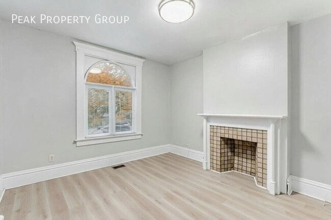 Photo - 196 W 8th Ave