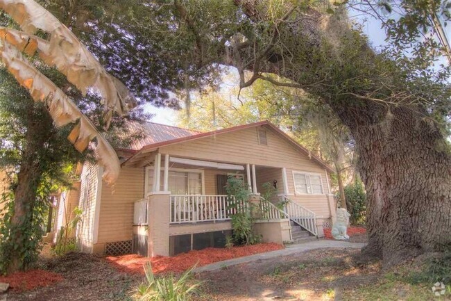 Building Photo - Walk to UF Campus! AUGUST MOVE IN! 4 bed/ ... Rental