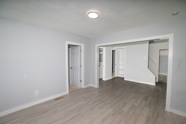 Photo - 6074 Tarnow St