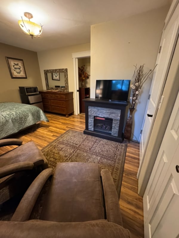 433 8th Ave W