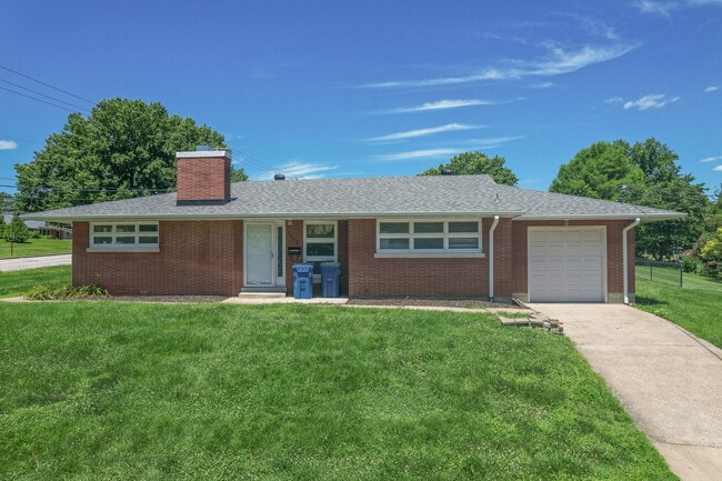 Building Photo - 2401 Willow Dr