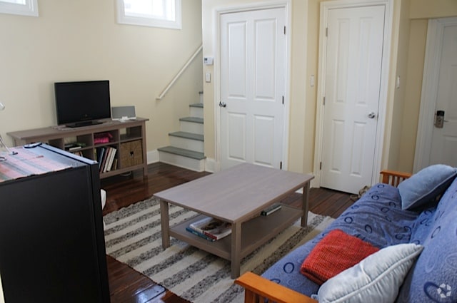 Building Photo - 818 Hollins St Rental