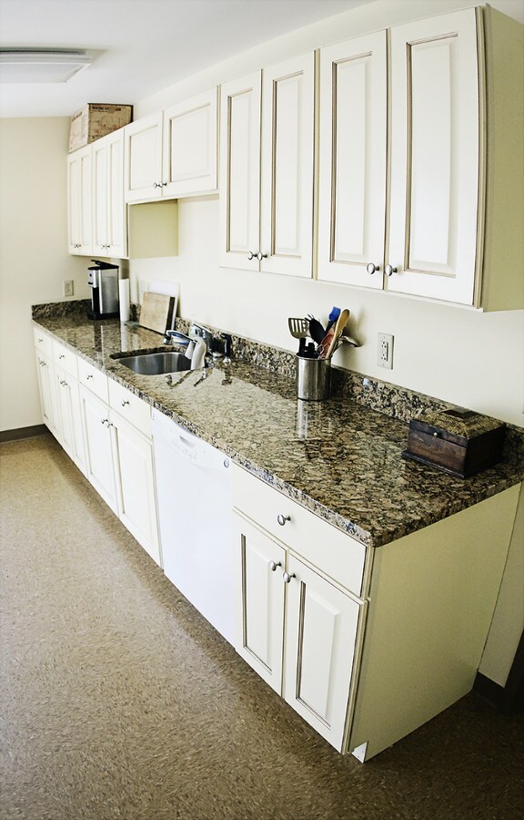 Cocina - Pinecrest at Essex (Senior Living Community)