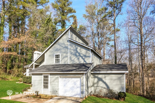 Building Photo - 1600 Pin Oak Ln SE