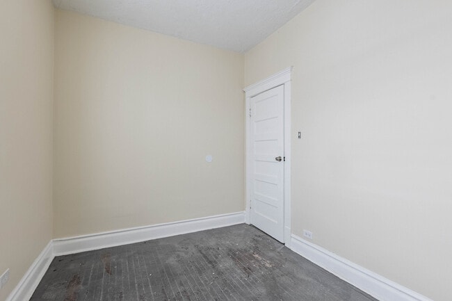 Photo - 758 W 71st St