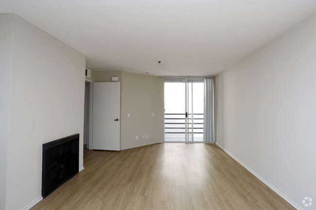 Interior Photo - Hyde Park Rental