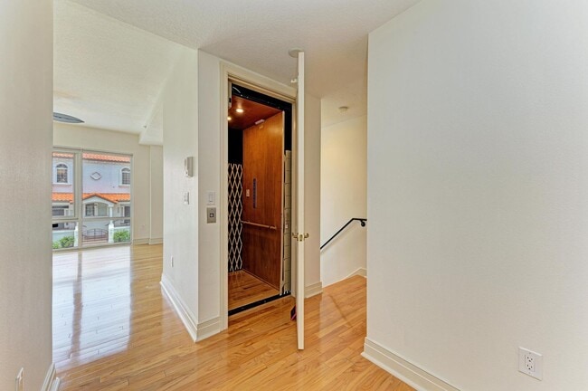 Photo - ANNUAL DOWNTOWN SARASOTA CONDO - WALK EVERYWHERE!