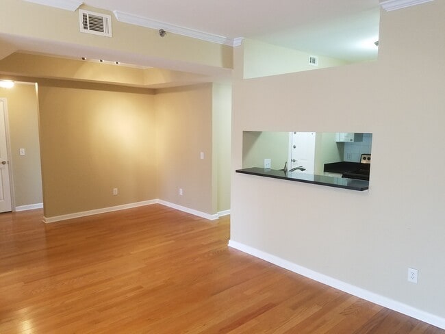 Building Photo - 2025 Woodmont Blvd Unit 110