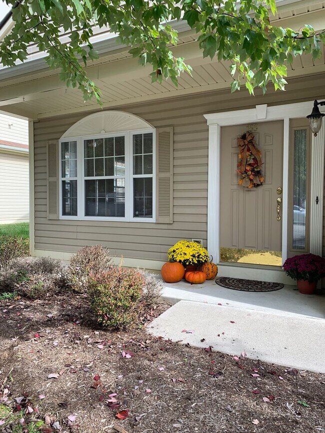 Photo - 3 Bedroom, 2 Bath Townhouse End Unit with 1 Car Garage