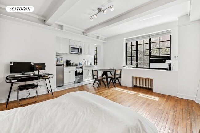 Building Photo - 211 E 35th St Rental