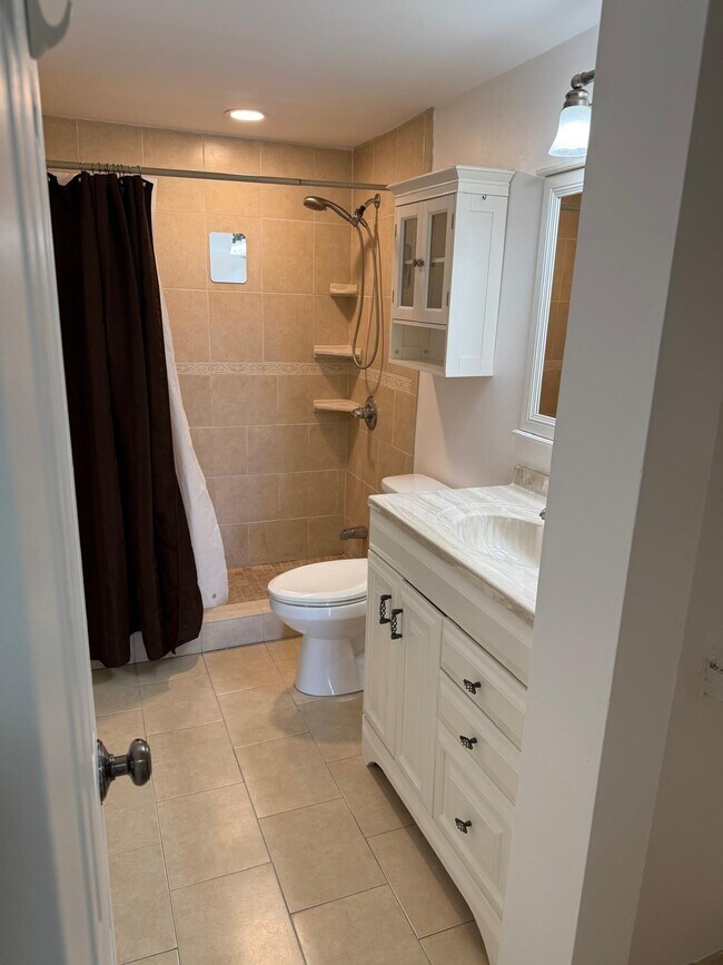 Baño principal - 9365 Fontainebleau Blvd Unidad E208