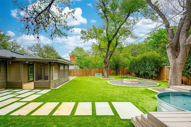 Photo - 2305 Falcon Hill Dr