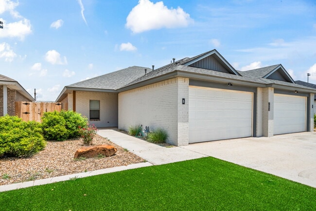 Photo - MOVE IN SPECIAL: $500 move in bonus provided at move in
 Gorgeous Duplex in Frenship East! Unidad A