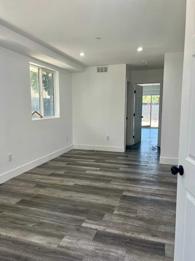 791 E 41st Pl