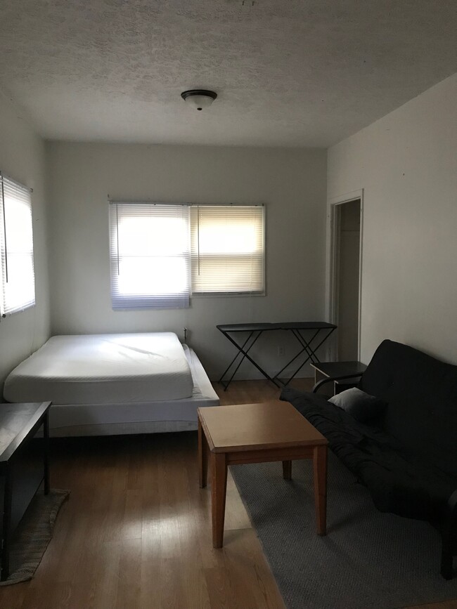 Building Photo - 904 S University St Rental