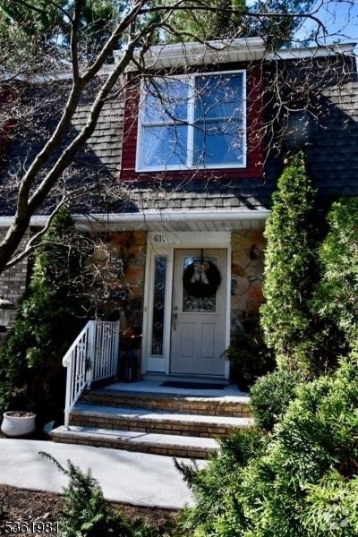 Building Photo - 611 Grove St Rental