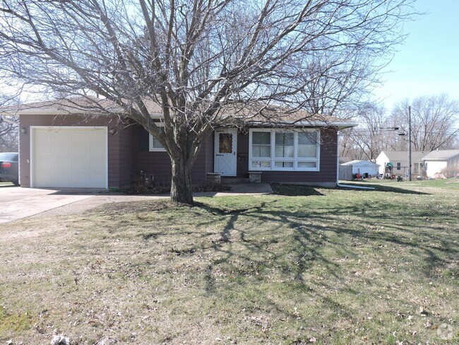 Building Photo - 3 bedroom, 1 1/2 bath house