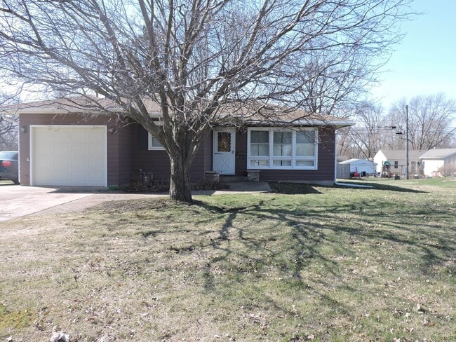 3 bedroom, 1 1/2 bath house - 3 bedroom, 1 1/2 bath house
