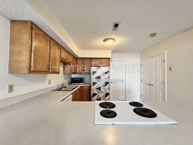 1100 Horsemans Ln