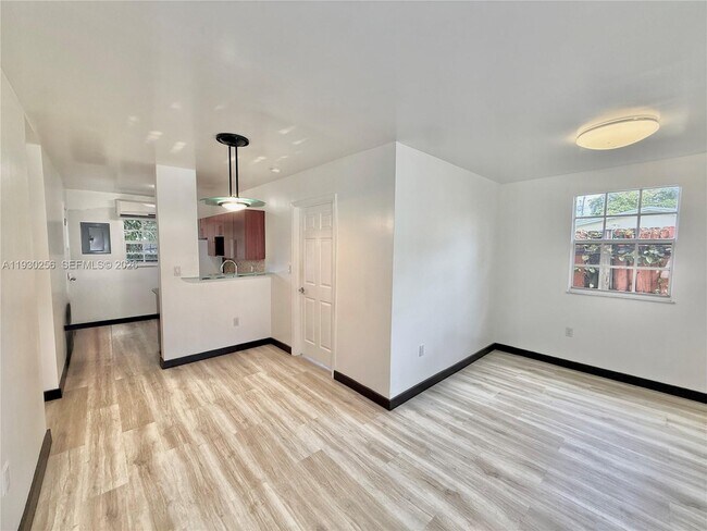 Building Photo - 1001 NW 23rd Ct Unit Rear