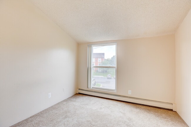 1BD 1BA - 576 SF - Bedroom