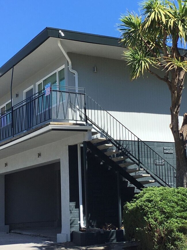 Photo - Beautiful 2 Bedroom/1 bath apartment - Upper Floor Unit Unit 02