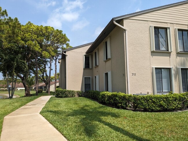 Building Photo - 711 Sunny Pine Way Unit B1