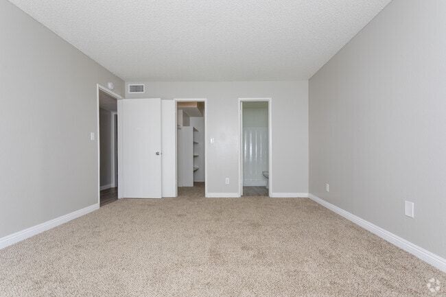 2BR, 2BA - 1100 SF