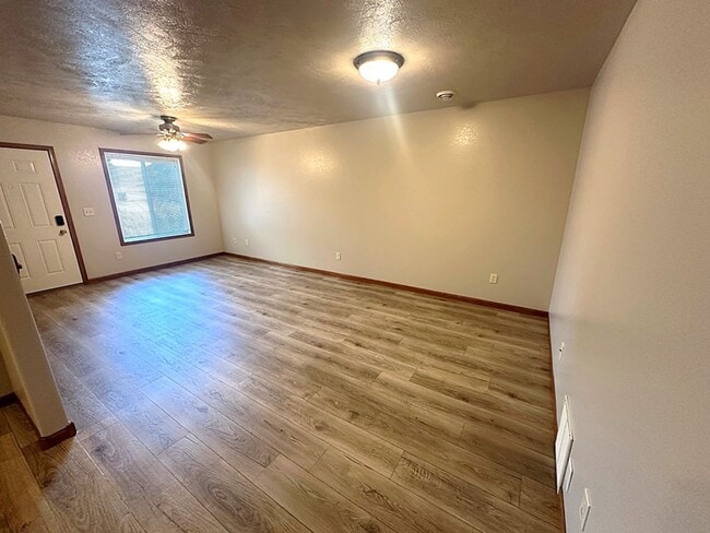 Photo - Spacious & Convenient Walk-In Level Townhome in Brandon - 2 BD 1 BA unit!