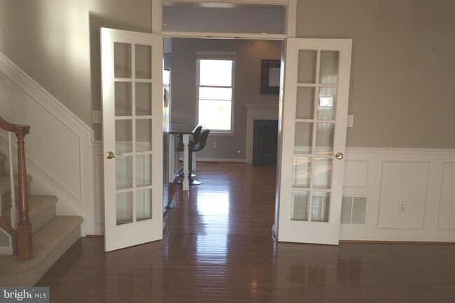 Photo - 21543 Trowbridge Square