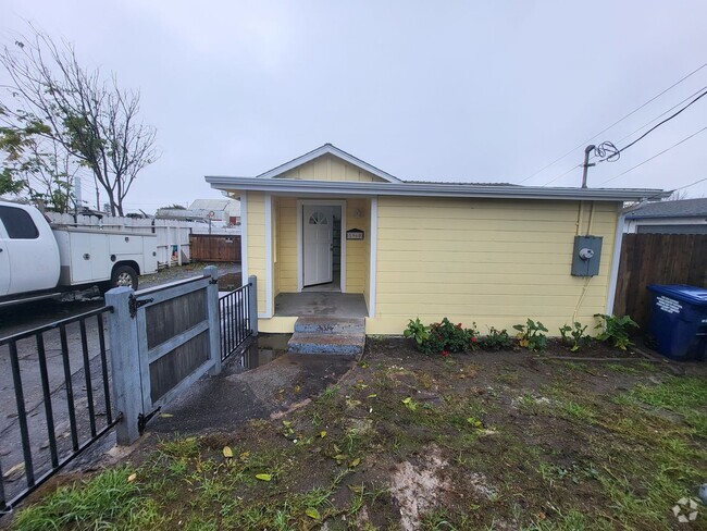 Building Photo - 1960 Cienaga St Rental