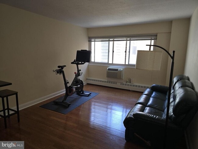 Building Photo - 2101 Chestnut St Unit 919