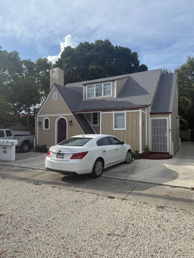 Building Photo - 1410 SW 19th Ter Unit 1410 SW 19th Terrace Rental