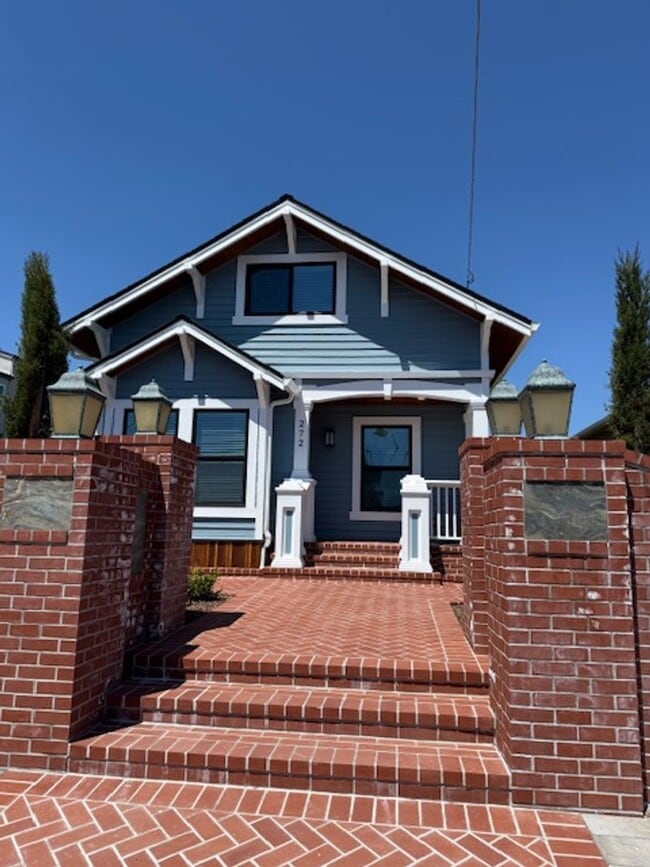 Building Photo - Great 2 bedroom, 1 bathroom house with office/bonus room and Ocean Views near DLI and downtown Mo...