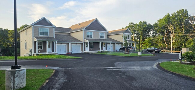 Photo - 719 Putnam Pike