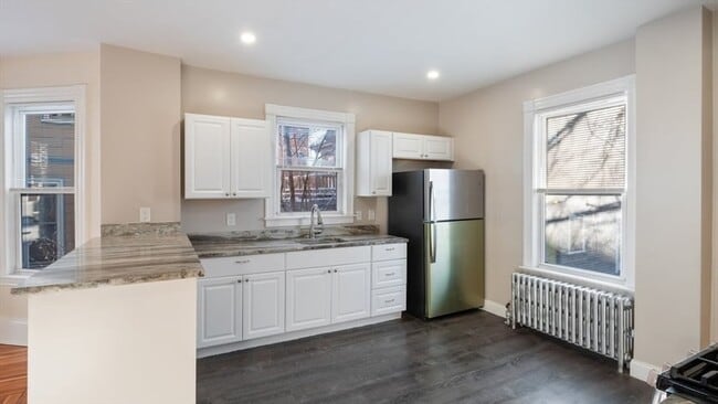 Building Photo - 32 Robinson St Unit 1