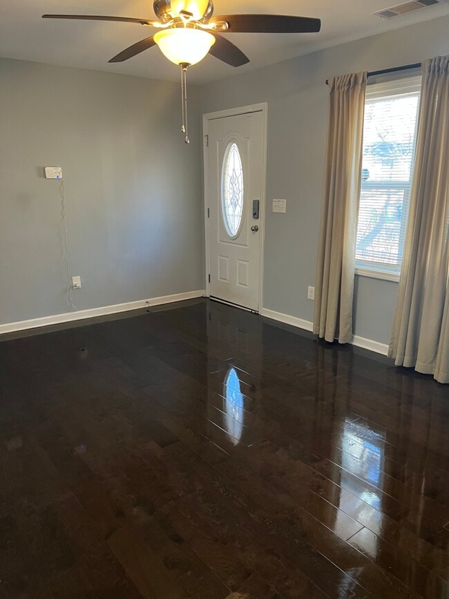 Photo - 43 Finch Dr SE