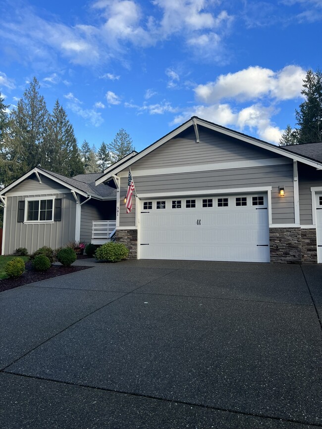 Building Photo - 381 E Lakeshore Dr