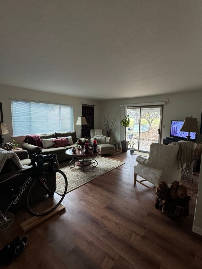 Photo - Single story golf course home across the street from the lake! Enjoy Lake of the Pines living!