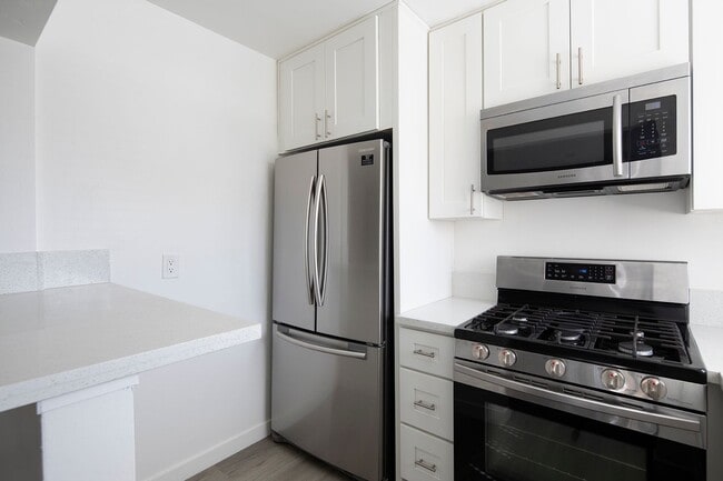 Photo - Remodeled North Park 1 BR with Stainless Steel Appliances and Washer/Dryer in Unit! Unit 4347 1/2