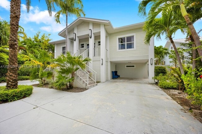 Building Photo - 1076 NE Little River Dr