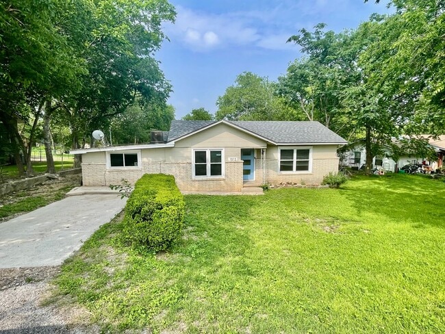 Building Photo - Fully Updated & Unbeatable Location