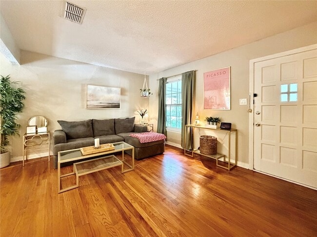 Photo - 919 Denton St