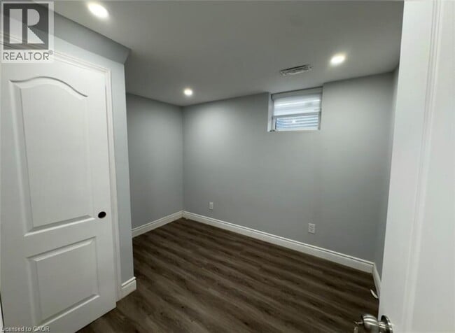Photo - 28 Timberlane Crescent