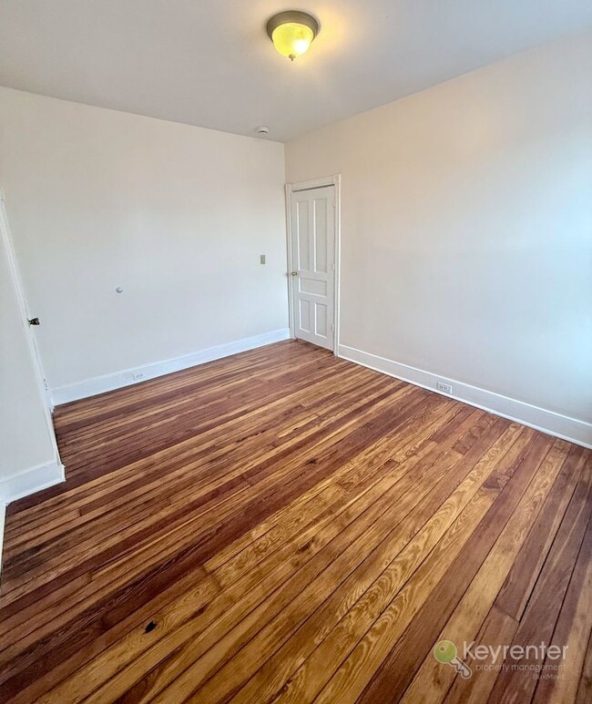 Building Photo - 16 N Rigby Ave Unit Apartment 3