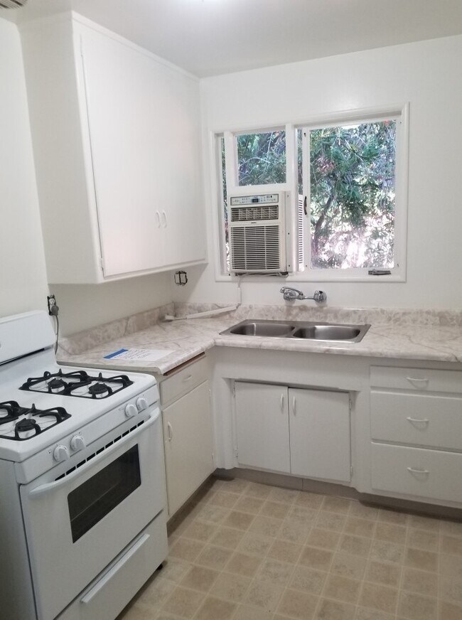 Photo - 912 N Genesee Ave