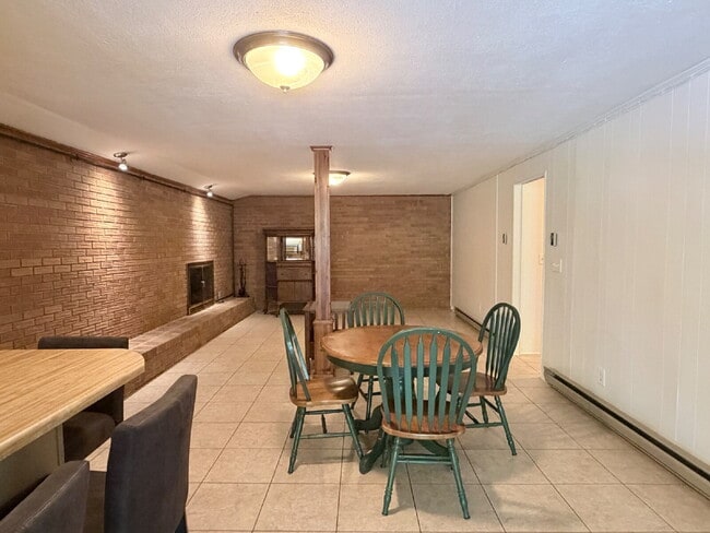 Building Photo - Spacious 1BR / 1BA Basement Apartment Just Minutes From Town Unit Basement 2