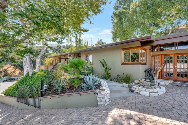 Building Photo - Private 3 Bed/2 Bath Oasis in Royal Woods ... Rental