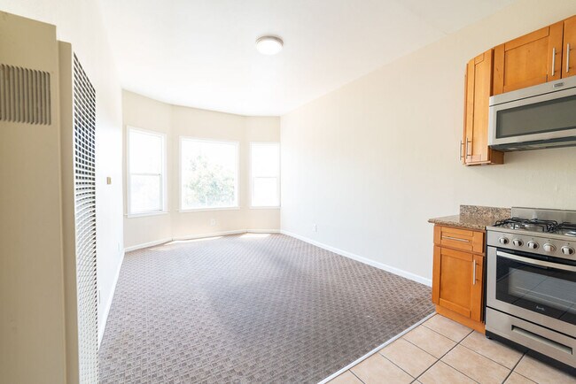 2122 Dwight Way