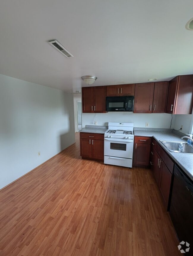 Building Photo - 105 Kirkpatrick St Unit 105 Kirkpatrick Street Apt 3